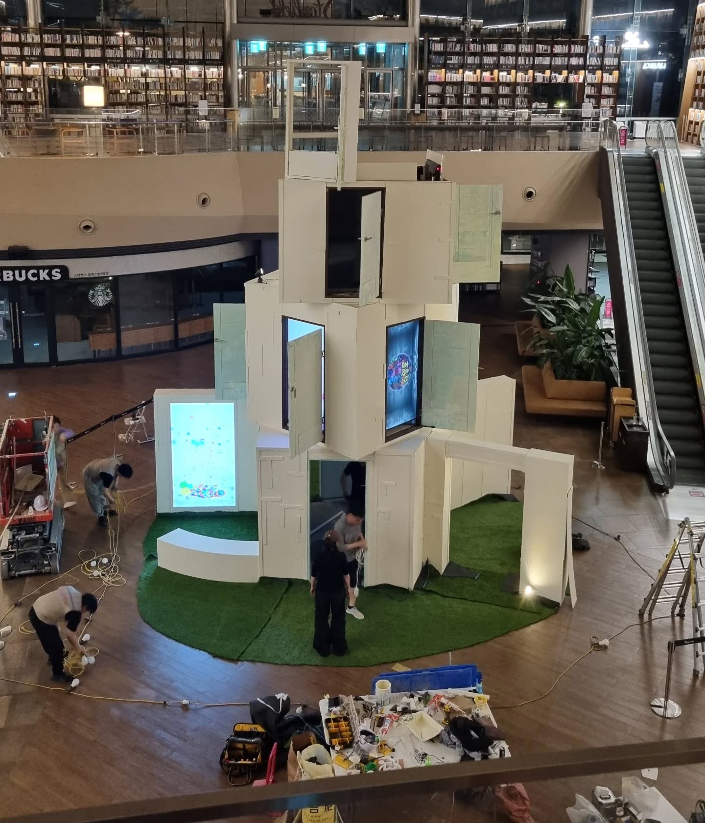 코엑스 별마당 도서관 “렛미인” 전시 키네틱 제작 1